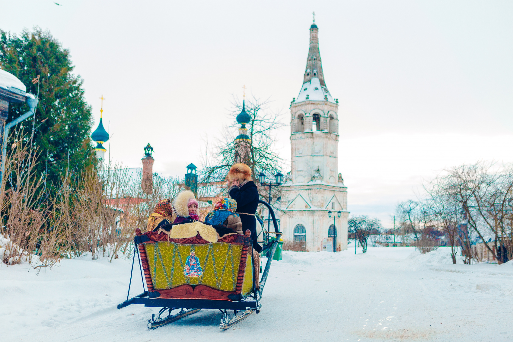 туристы в суздале