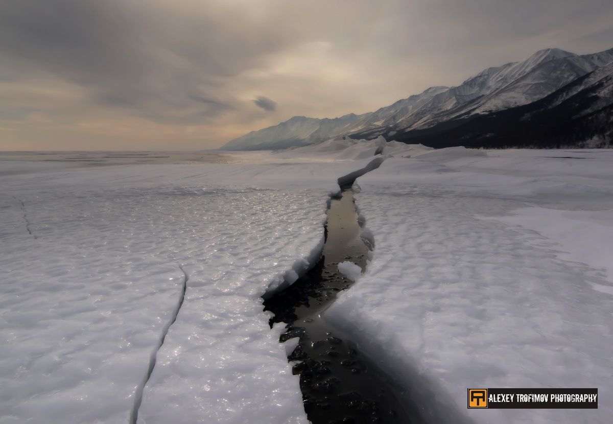 По льду пошли трещины. Озеро Байкал становые щели. Становая трещина на Байкале. Разлом льда.