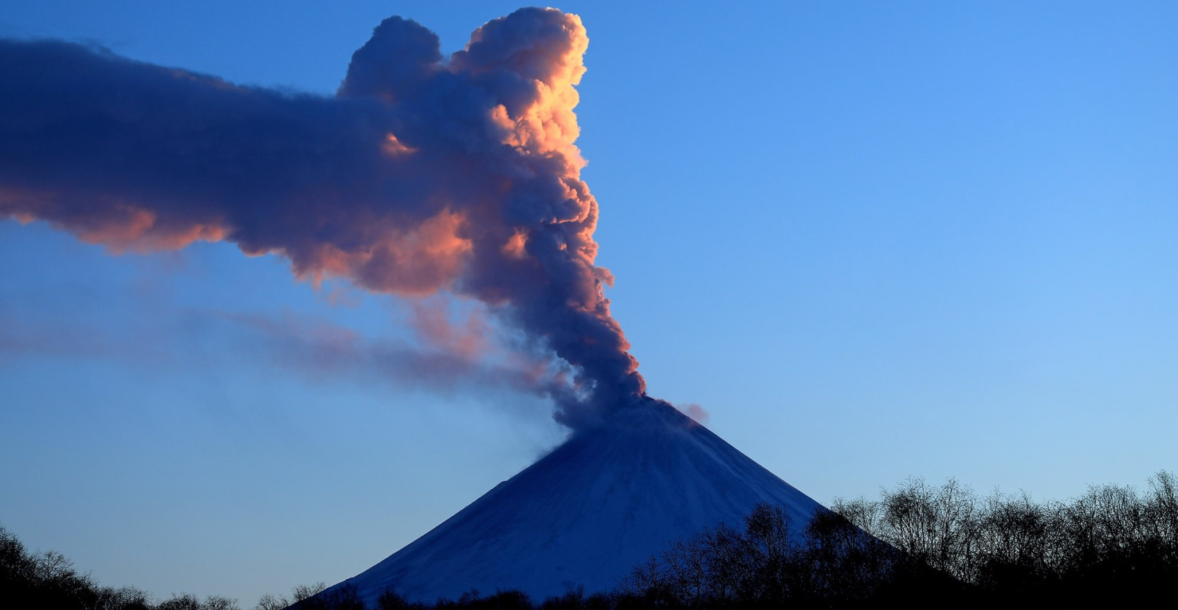 The volcanoes of kamchatka are a large. Извержение вулкана Ключевская сопка. Ключевская сопка Экспедиция. Самый высокий действующий вулкан Евразии. Полюбуйтесь на высочайший действующий вулкан Евразии.