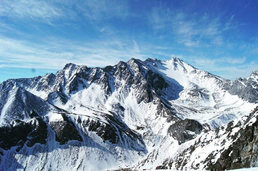 Высочайшая вершина восточной сибири. Саяны Мунку Сардык. Саяны гора Мунку-Сардык. Мунку Сардык вершина. Гора Мунку Сардык высота.