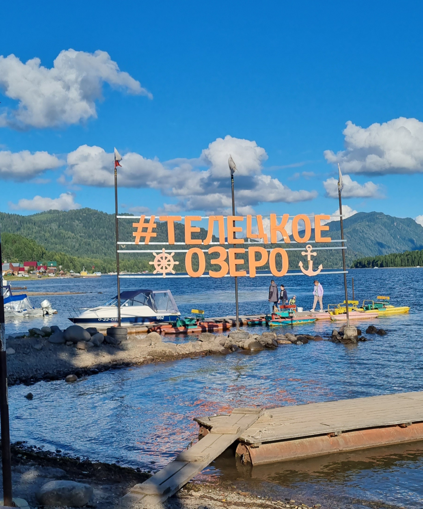 Туристическое озеро среди гор в Бурятии