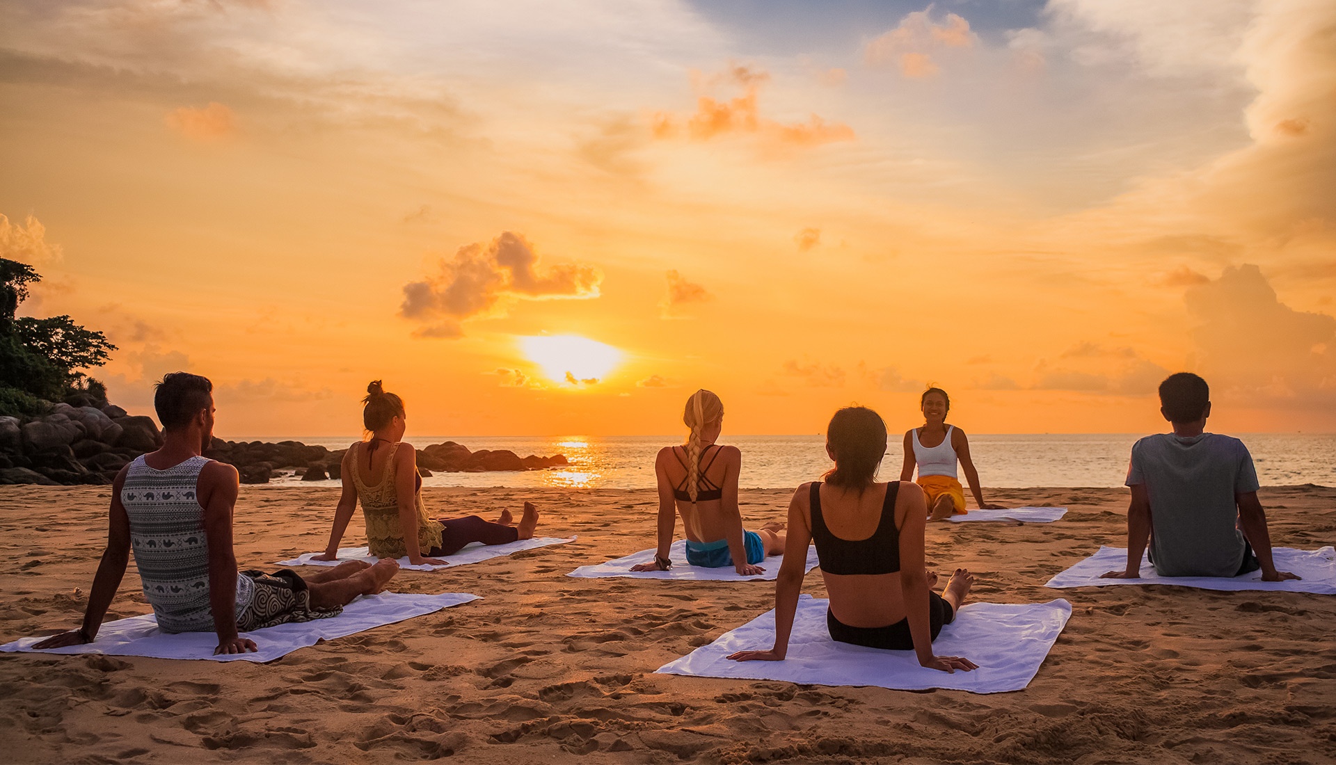 Йога на берегу. Ретрит на Бали. Ретрит центр на Бали. Шри Ланка ретрит. Шри Ланка йога тур 2023.