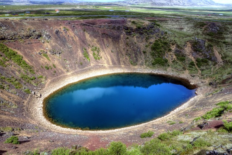 Озеро является источником. Кратерное озеро Керид. Вулканическое озеро Керид. Кратер вулкана Керид в Исландии.. Кратерное озеро Керид координаты.