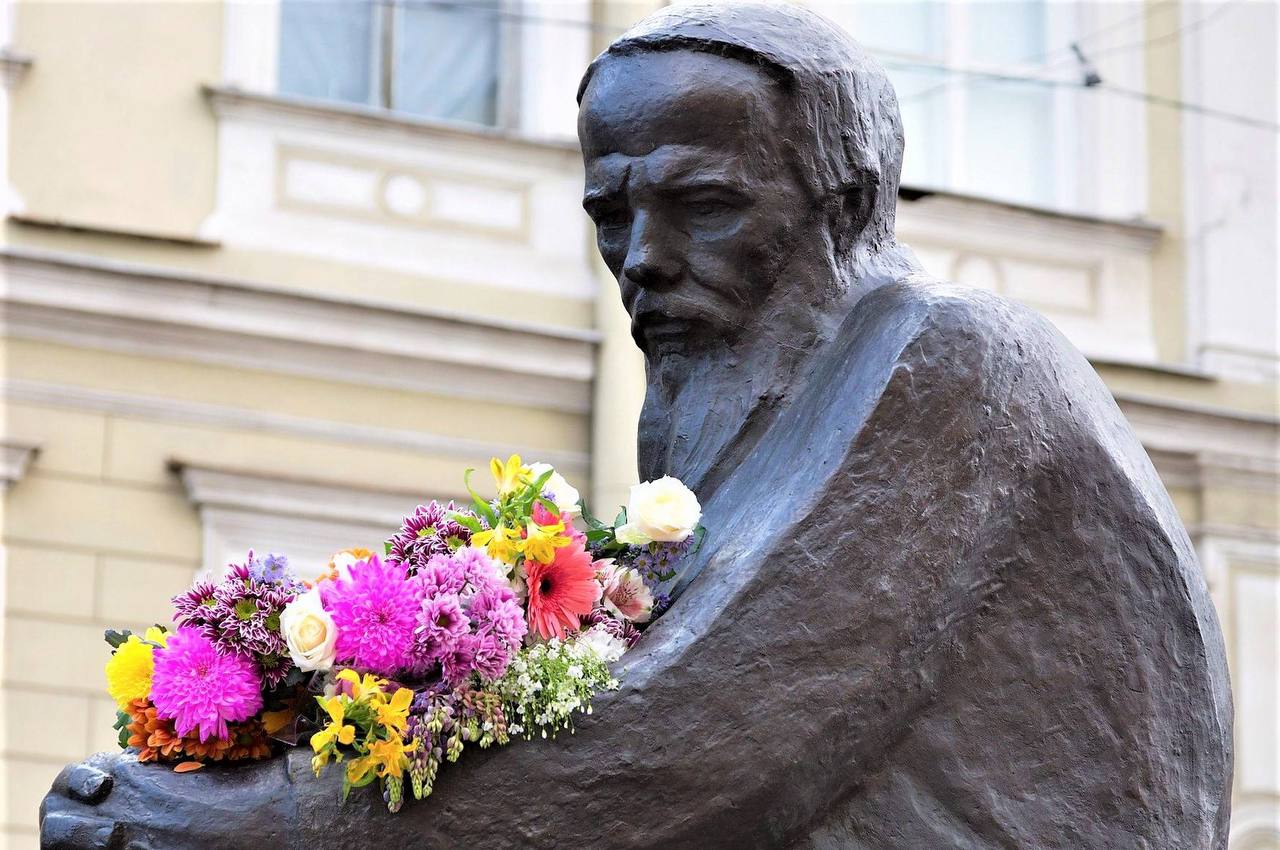 Достоевский телефон санкт петербург. Памятник ф м Достоевскому в Санкт-Петербурге. Достоевский памятник в Петербурге. Метро Владимирская памятник Достоевскому. Памятник Достоевскому на большой Московской.