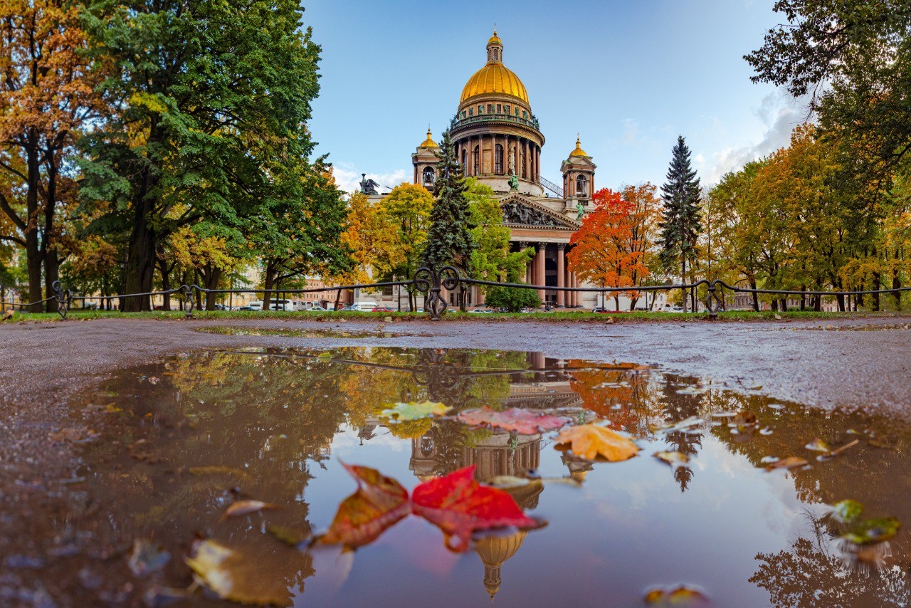 Осень в петербурге. Санкт-Петербург Исаакиевский собор осень. Исаакиевский собор осень. Исаакиевский собор осенью. Исаковскский собор осенью.