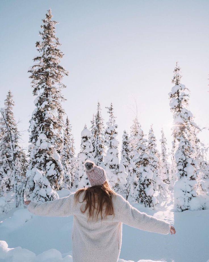В воздухе пахло снегом. Зимняя фотосессия в лесу. Девушка в зимнем лесу. Фотосессия на природе зимой. Идеи для зимней фотосессии в лесу.