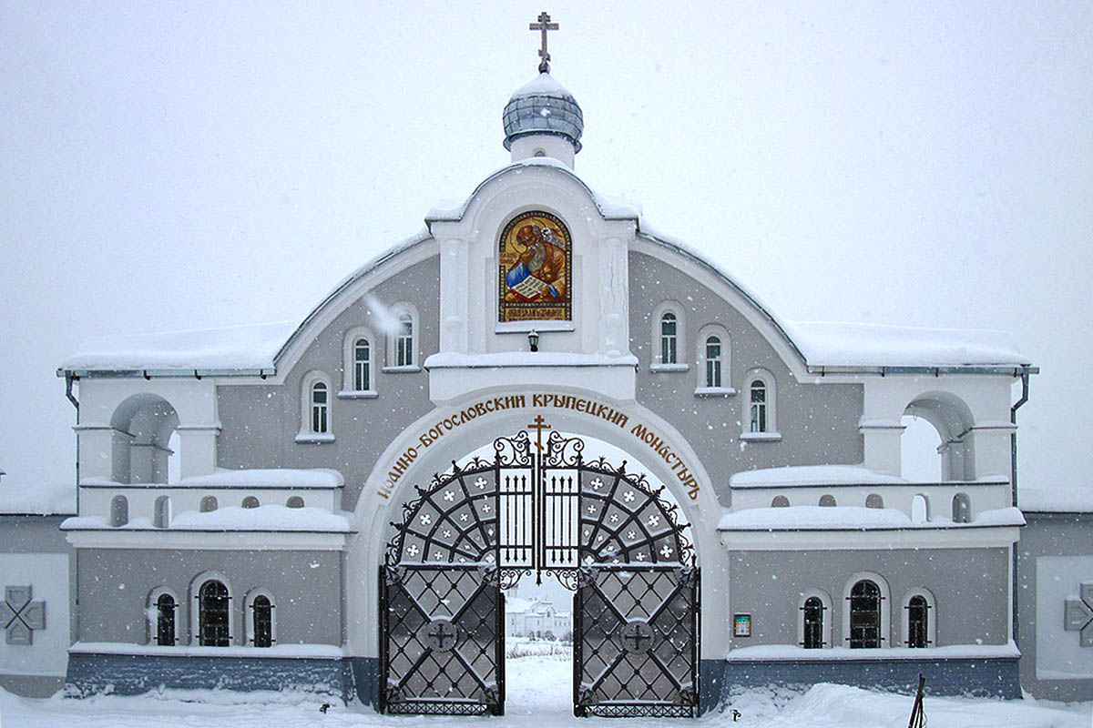 Крыпецкой монастырь. Монастырь Саввы Крыпецкого. Крыпецкий монастырь ворота. Крыпитский женский монастырь. Кресты кладбище Псков Крыпецкий монастырь.