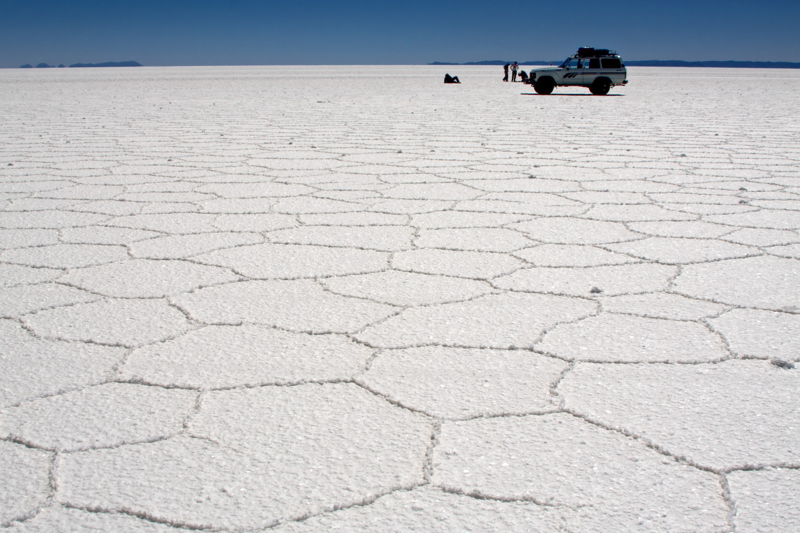 В самых крупных соленых озерах. Солончак Уюни Боливия. Соляная пустыня Уюни в Боливии. Солончак в Боливии. Озеро солончак Уюни.