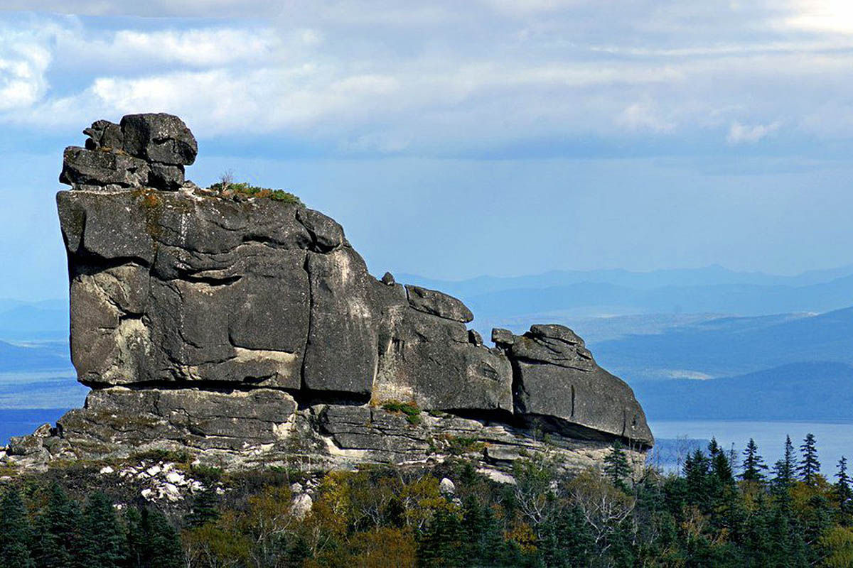 Комсомольск на амуре амурские. Амурские столбы, шаман-камень. Шаман гора Хабаровский край. Шаман камень Хабаровский край. Амурские столбы Хабаровского края.