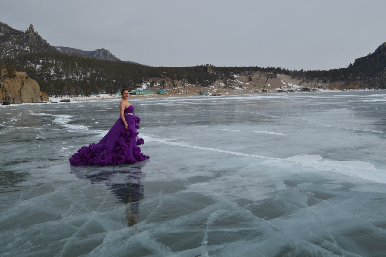 Фотосессия на озере зимой в платье