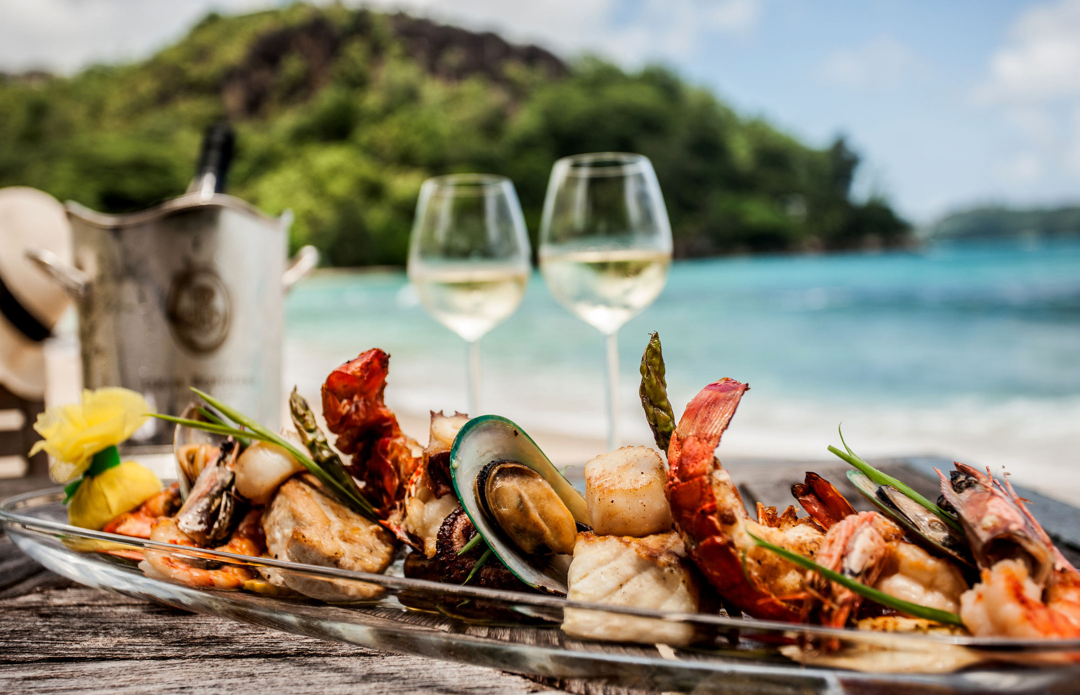 Морской ужин. Ужин с морепродуктами. Стол с морепродуктами. Морепродукты на фоне моря. Вино и морепродукты.