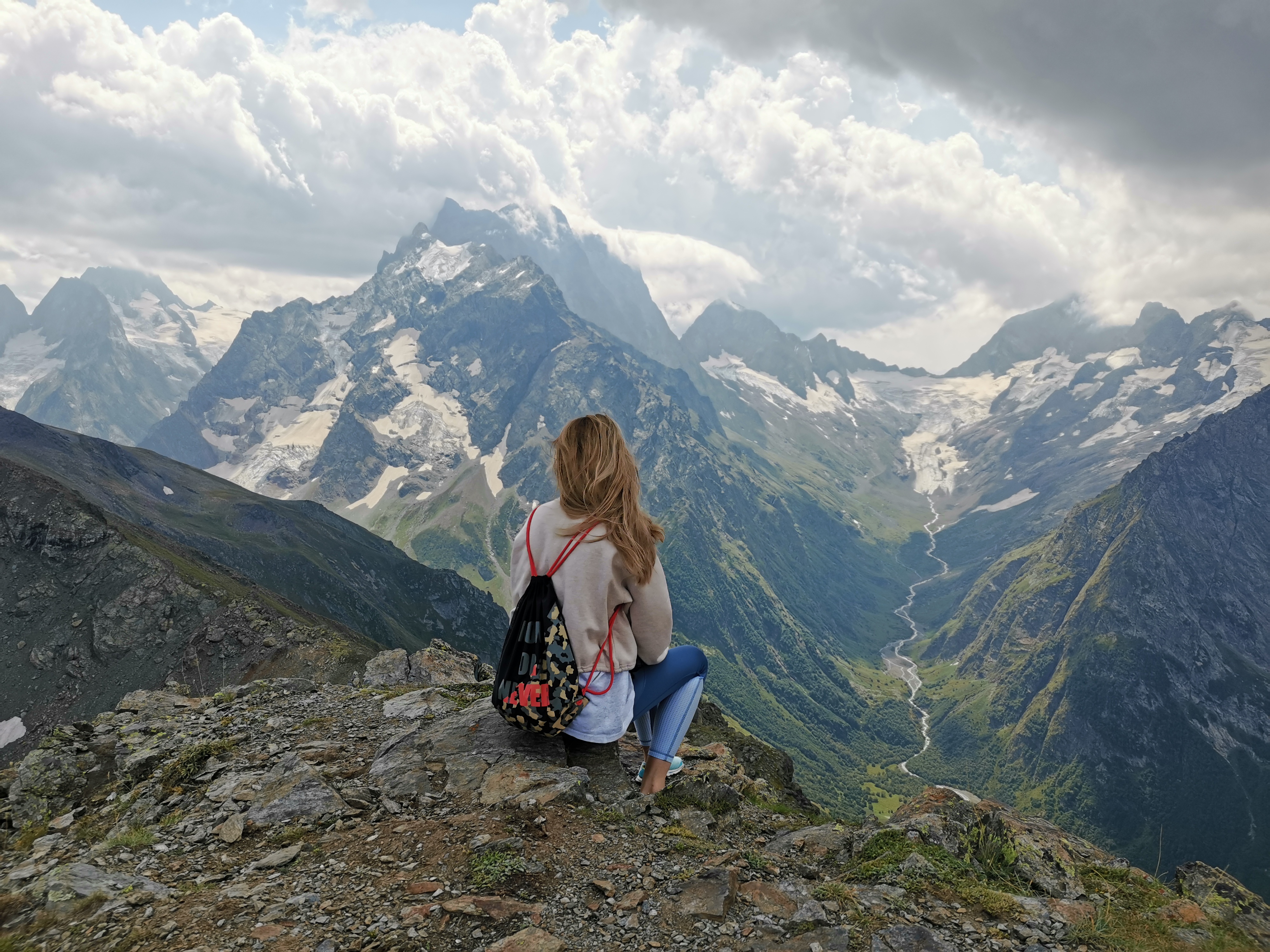 Девушка Домбай Архыз вертикальное фото 4к