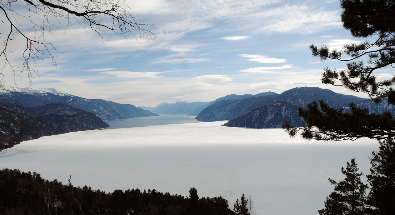 Телецкое озеро в горах зимой
