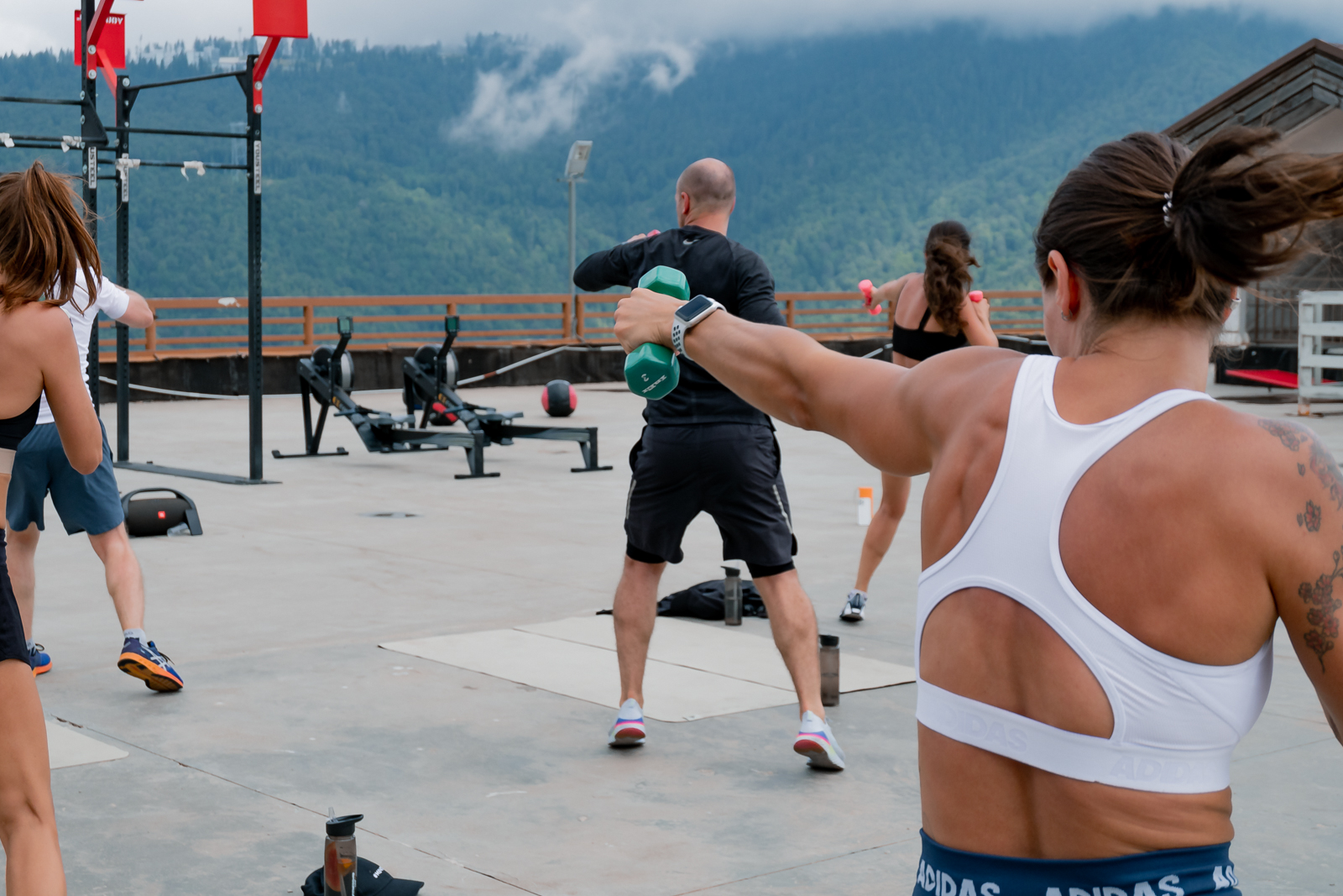 Фитнес с видом на горы. Какие тренировки и спортивные программы есть на курорте «Роза Хутор»