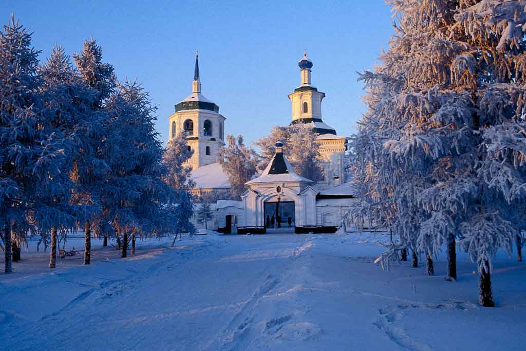 Иркутск зимой. Знаменский монастырь Иркутск зимой. Зимний Знаменский собор Иркутск. Знаменского монастыря Иркутск зимой. Церкви Иркутска зимой.