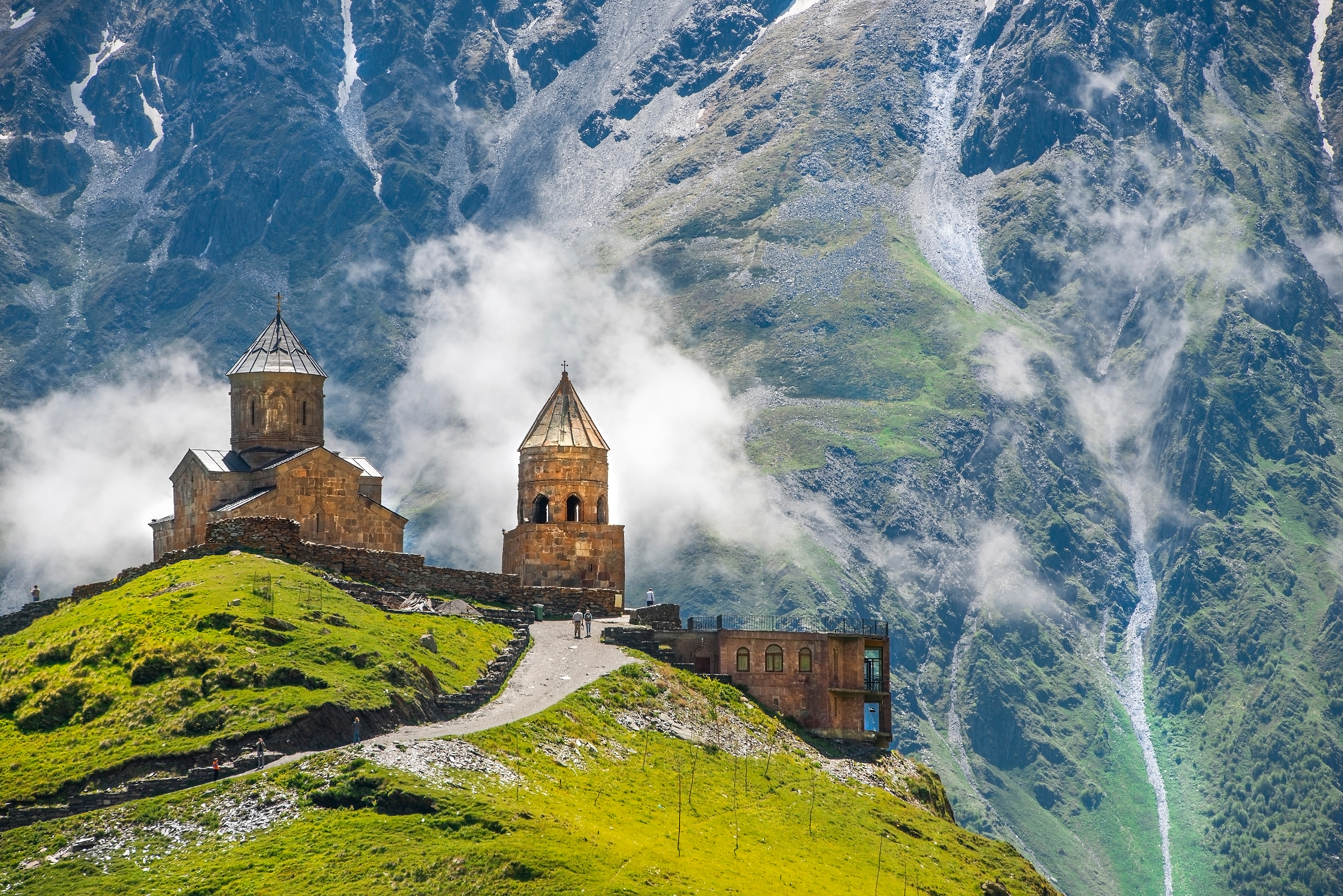 Грузинский georgia. Церковь Гергети Грузия. Гергети Церковь Святой Троицы. Казбеги Церковь Гергети.