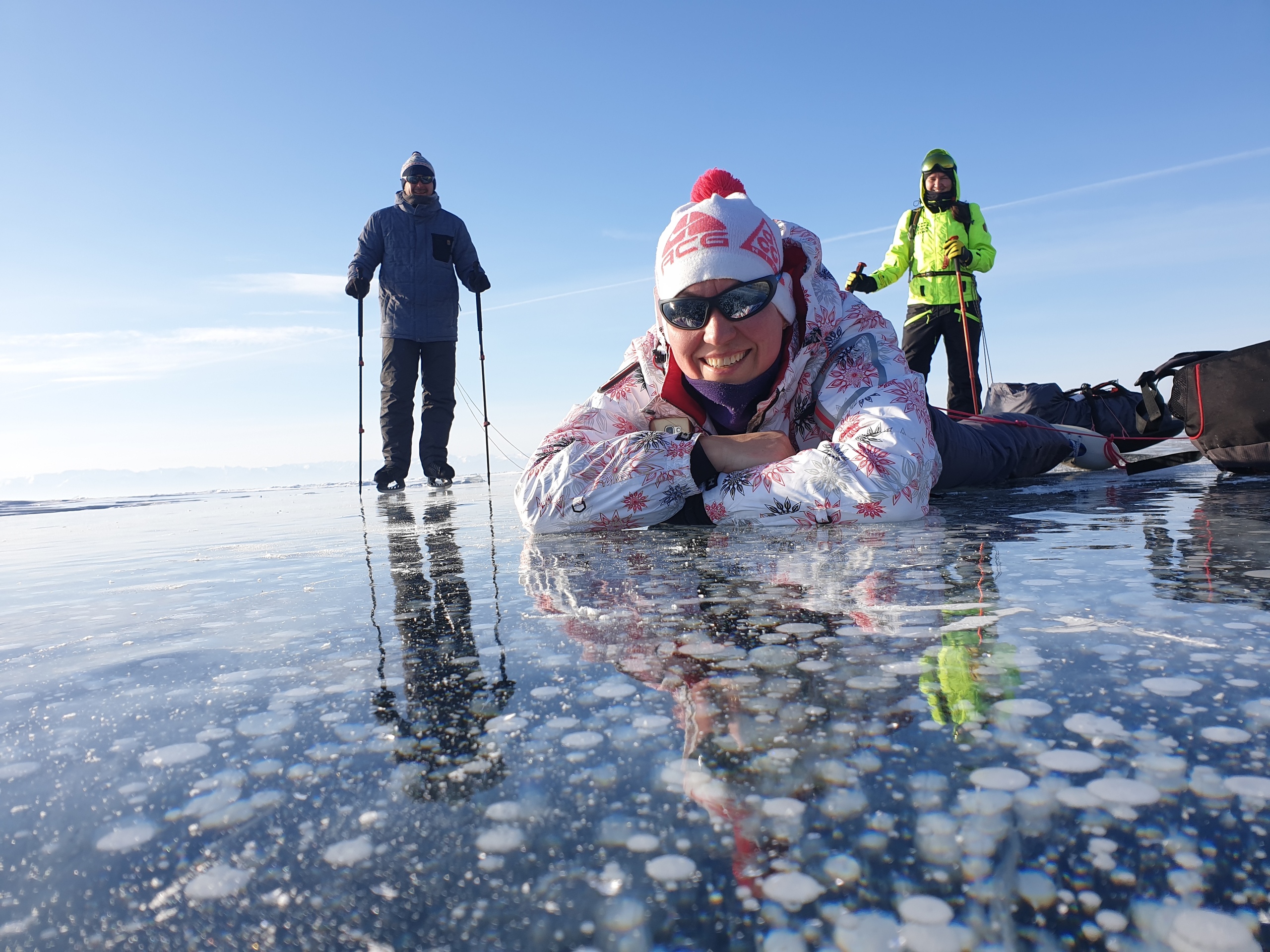 Baikal новости. Лед Байкала. Поход по льду Байкала. Зимний туризм на Байкале. Тур по Байкалу на коньках.