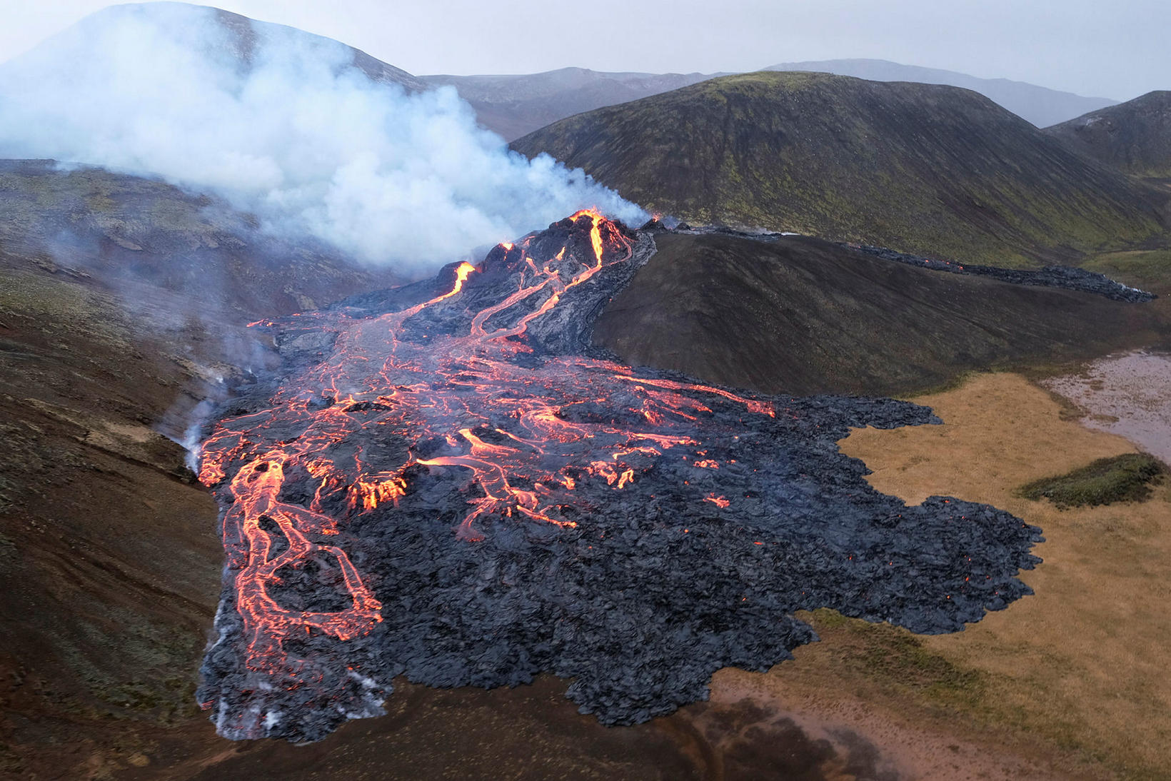 Почему в исландии большое количество вулканов. Исландия вулкан Эйяфьятлайокудль извержение 2010. Извержение вулкана в Исландии 2021. Вулкан в Исландии фаградальсфьядль. Извержение вулкана эйяфьядлайёкюдль 2010 Исландия.