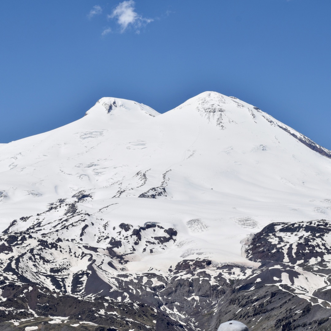Эльбрус двуглавая вершина. Кавказ Эльбрус. Приют 11 на Эльбрусе. Поездка на Эльбрус. Фото Эльбруса в высоком качестве.