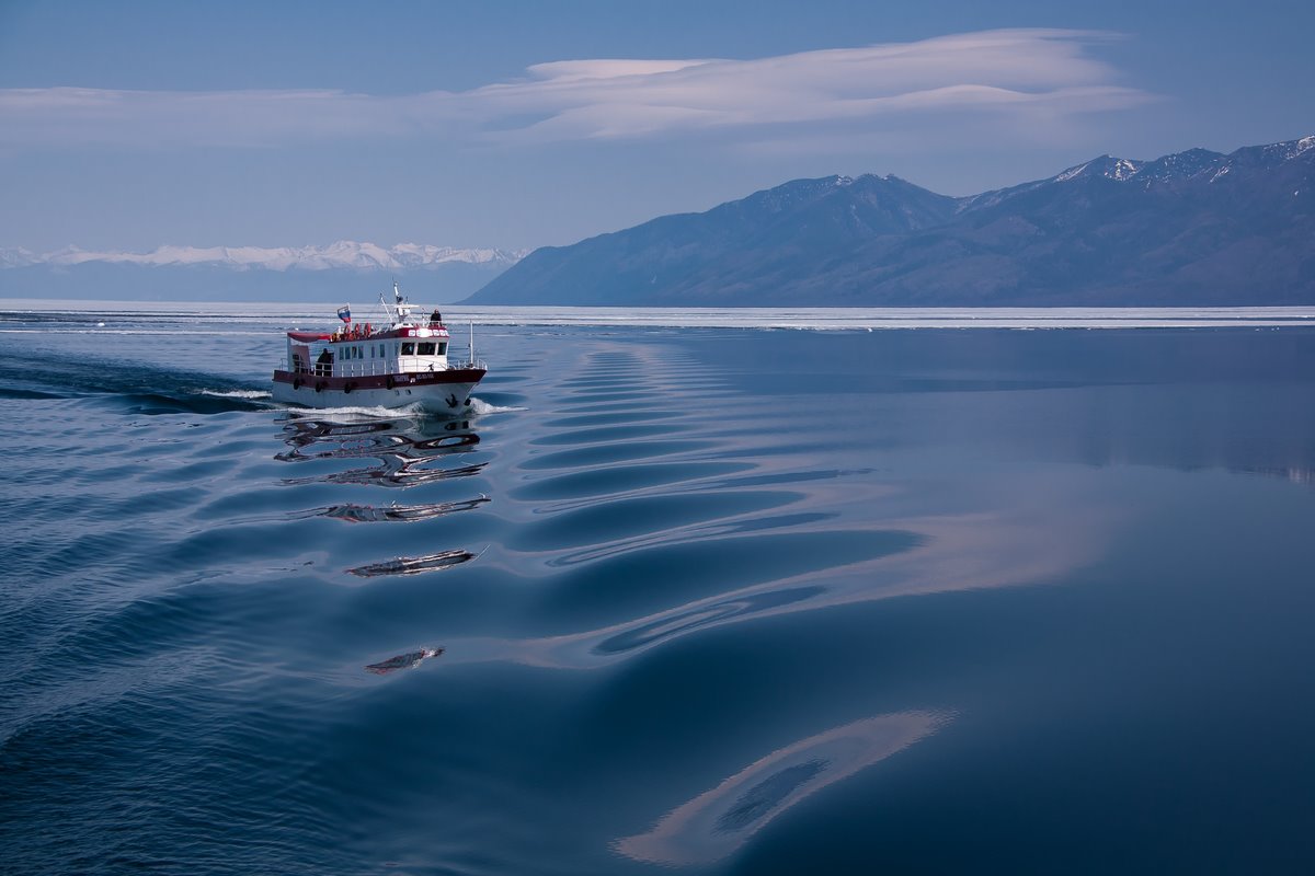 Есть ли в байкале течение. Озеро Байкал Чивыркуйский залив. Чивыркуйский залив корабль Байкал. Чивыркуйский залив на Байкале зимой. Озеро Байкал Листвянка.